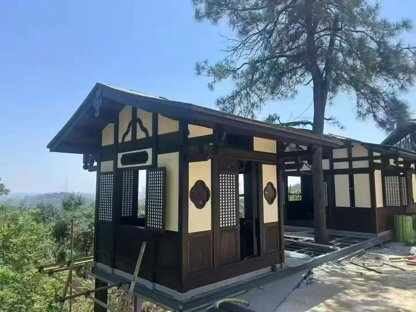 内蒙古古朴木屋藏林间，格栅窗棂透柔光, 临水而建映倒影，石径青苔岁月长,夜灯初上暖人心，偷得浮生半日闲