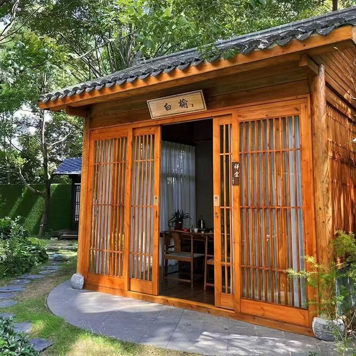内蒙古古朴木屋藏林间，格栅窗棂透柔光, 临水而建映倒影，石径青苔岁月长,夜灯初上暖人心，偷得浮生半日闲